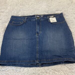 Lee Women's Classic Blue DENIM 
 SKORT MIDRISE regular fit SIZE 16 M NWT